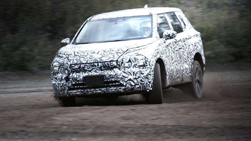 Mitsubishi показала как новый Outlander мчится по грязи, грунтовкам, снегу и воде Mitsubishi показала как новый Outlander мчится по грязи, грунтовкам, снегу и воде
