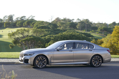 P90342287-the-new-bmw-745le-xdrive-in-colour-donington-grey-and-20-m-light-alloy-wheels-star-spoke-style-817-m-2250px